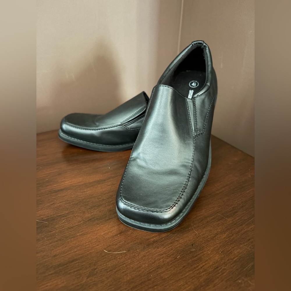 BOYS SLIP ON DRESS SHOES
SIZE 4 1/2
VERY GOOD CONDITION